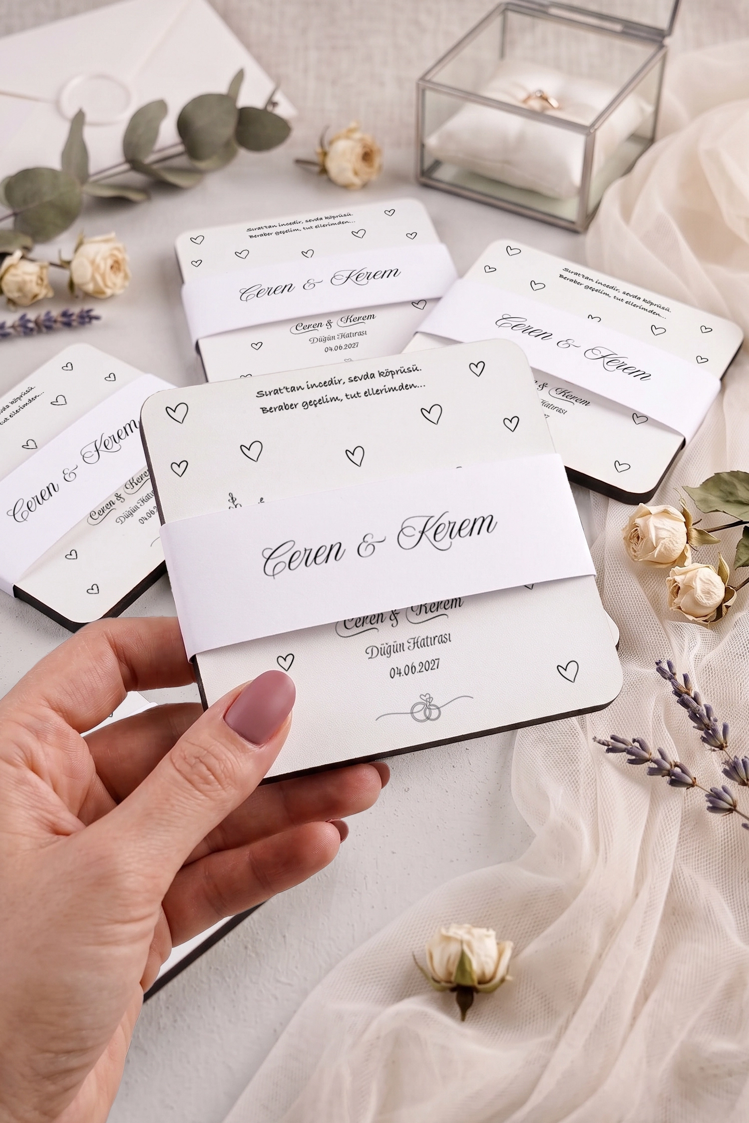 Minimalist El Ele Tasarımlı Ahşap Bardak Altlığı