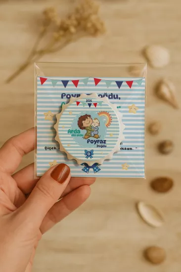 Kişiye Özel Kartlı Kapak Şekilli Açacak Magnet | Yeni Doğan & Özel Gün Hediyelikleri