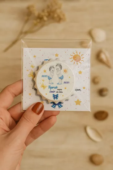 Kişiye Özel Kartlı Kapak Şekilli Açacak Magnet | Yeni Doğan & Özel Gün Hediyelikleri