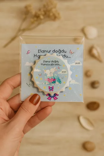 Kişiye Özel Kartlı Kapak Şekilli Açacak Magnet | Yeni Doğan & Özel Gün Hediyelikleri