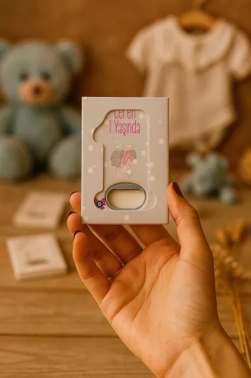 Mühürlü Kutulu 1 Yaş Açacak Magnet | Kişiye Özel Bebek Hediyesi