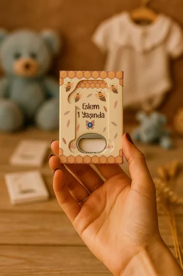 Mühürlü Kutulu 1 Yaş Açacak Magnet | Kişiye Özel Bebek Hediyesi