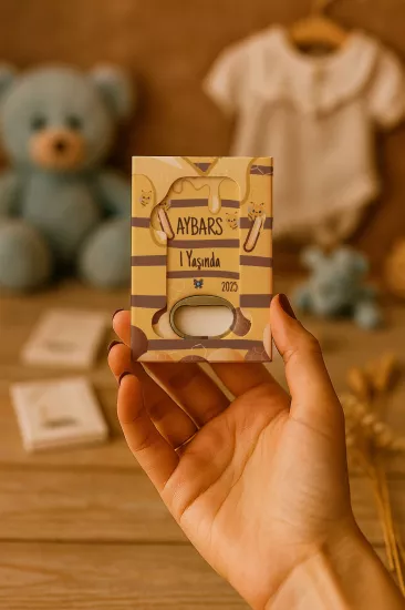 Mühürlü Kutulu 1 Yaş Açacak Magnet | Kişiye Özel Bebek Hediyesi