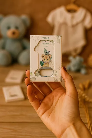Mühürlü Kutulu 1 Yaş Açacak Magnet | Kişiye Özel Bebek Hediyesi