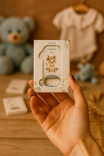 Mühürlü Kutulu 1 Yaş Açacak Magnet | Kişiye Özel Bebek Hediyesi